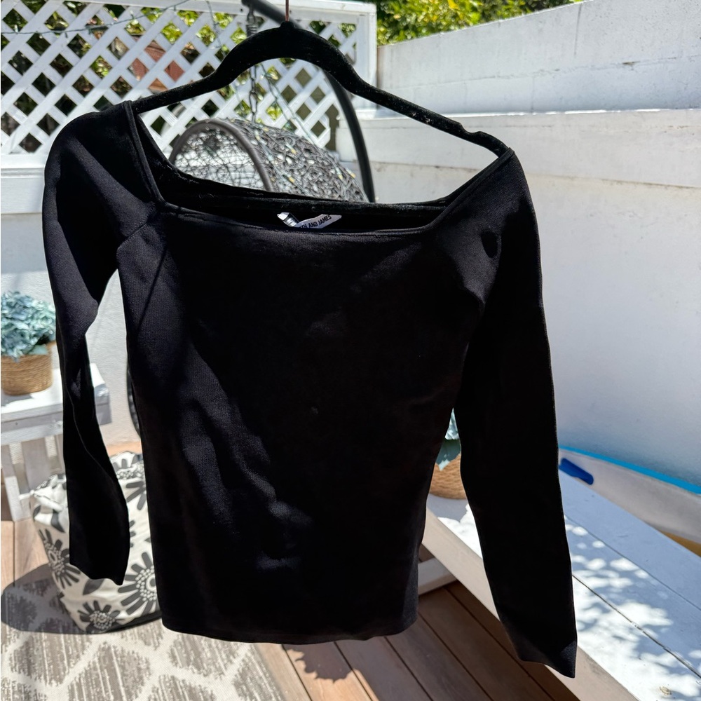 Elizabeth and James Black Off-Shooulder top women’s size small